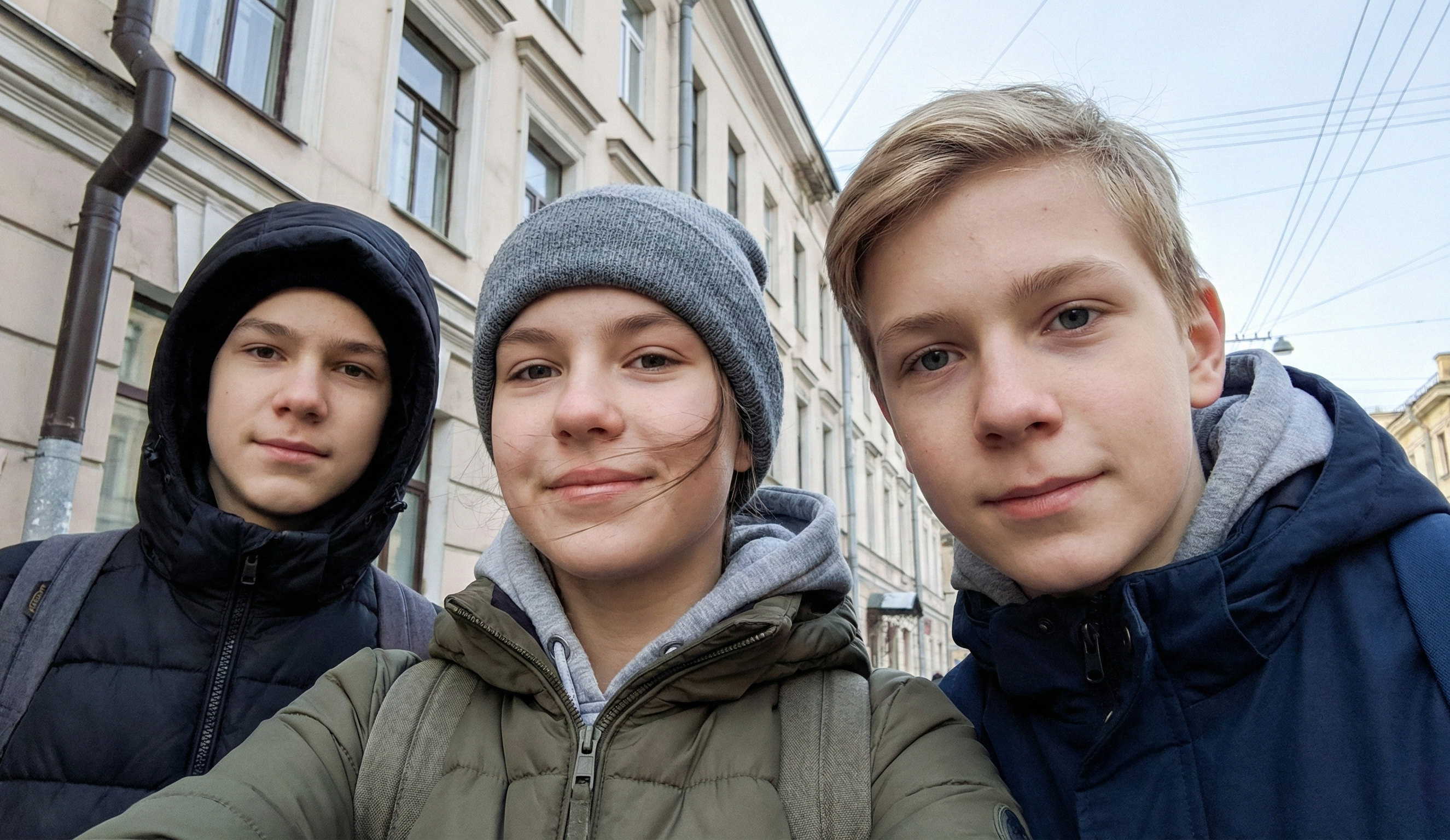 Компания молодых людей сделала селфи